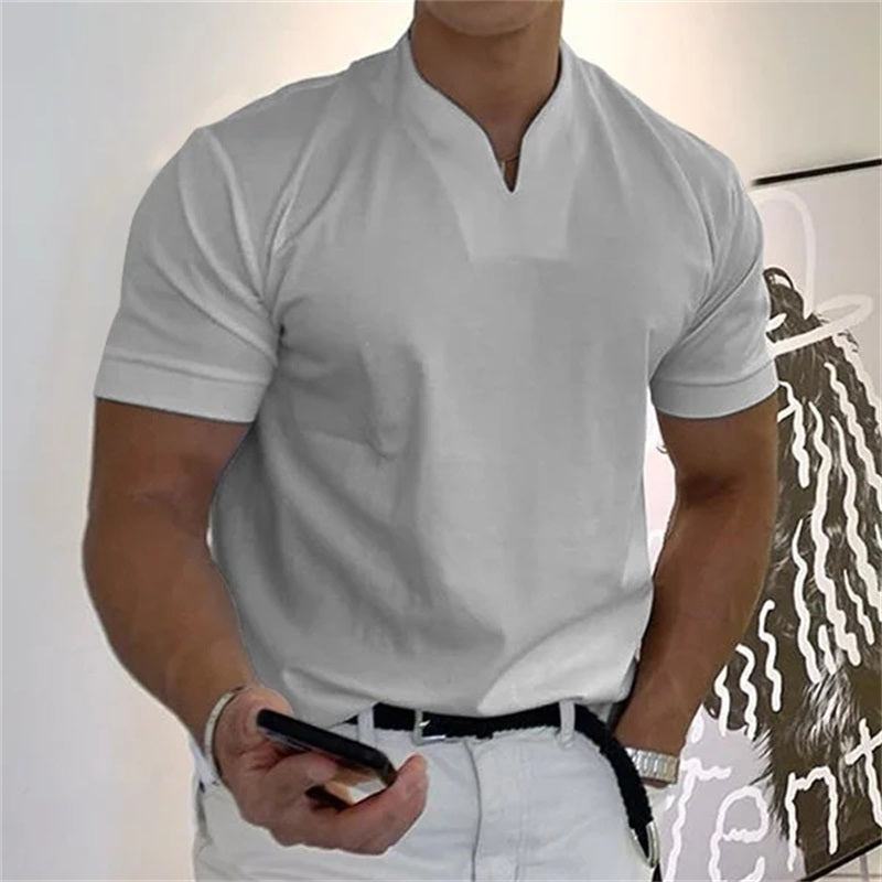 "Herren Fitness T-Shirt in Weiß mit V-Ausschnitt und Kurzarm, ideal für Sport und Freizeit, moderne und komfortable Passform.