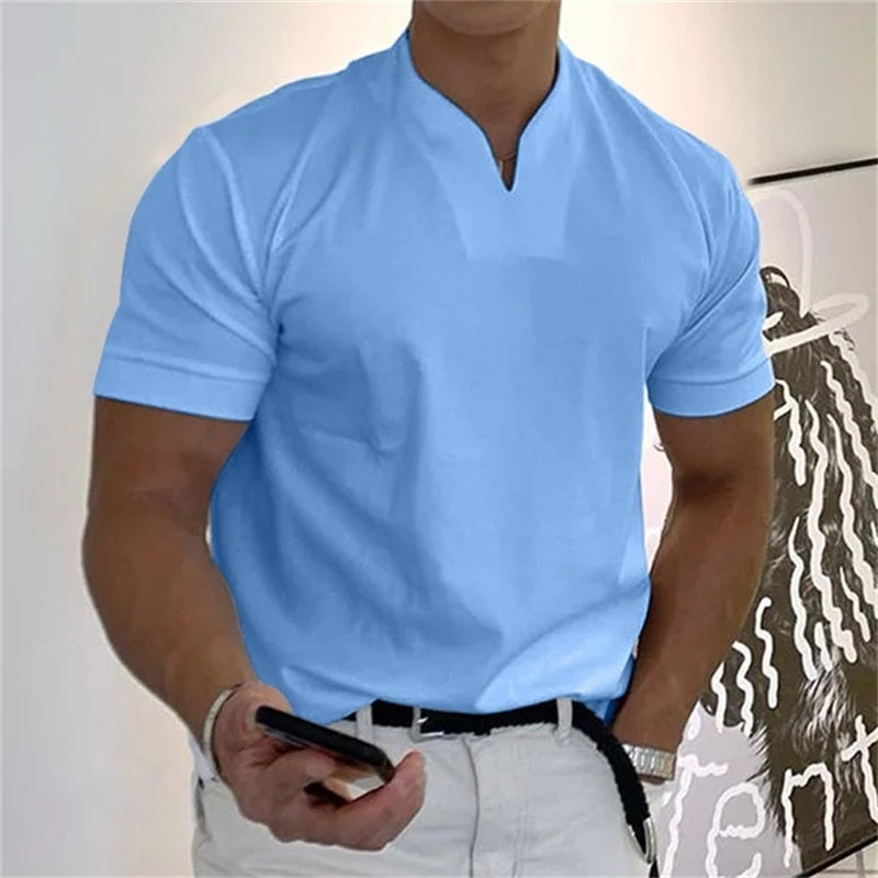 "Herren Fitness T-Shirt in Weiß mit V-Ausschnitt und Kurzarm, ideal für Sport und Freizeit, moderne und komfortable Passform.