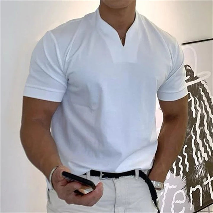 "Herren Fitness T-Shirt, Kurzarm, V-Ausschnitt, in Weiß, perfekt für Sport und Freizeit, Vorderseite mit modernem Look."