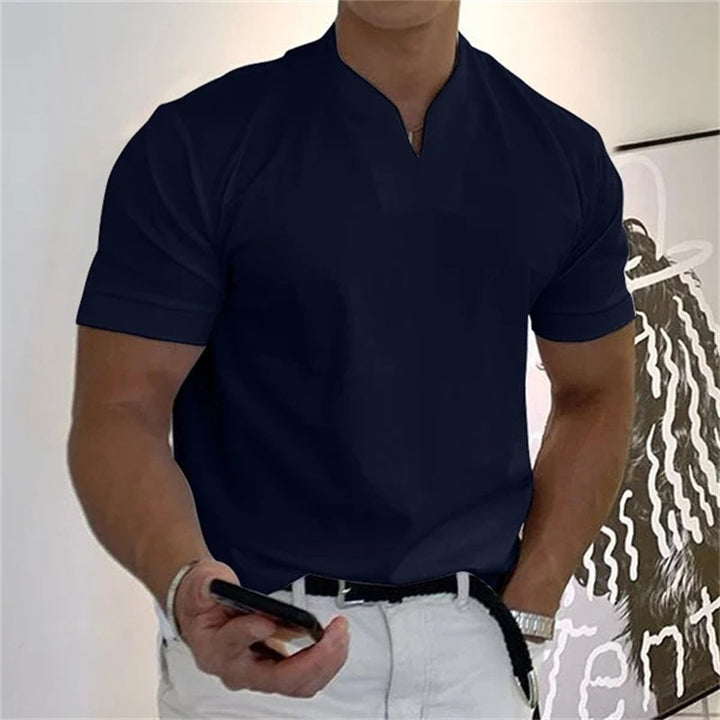 "Herren Fitness T-Shirt, Kurzarm, V-Ausschnitt, in Weiß, perfekt für Sport und Freizeit, Vorderseite mit modernem Look."