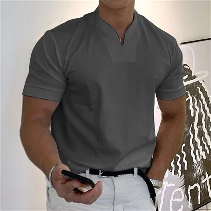 "Herren Fitness T-Shirt, Kurzarm, V-Ausschnitt, in Weiß, perfekt für Sport und Freizeit, Vorderseite mit modernem Look."