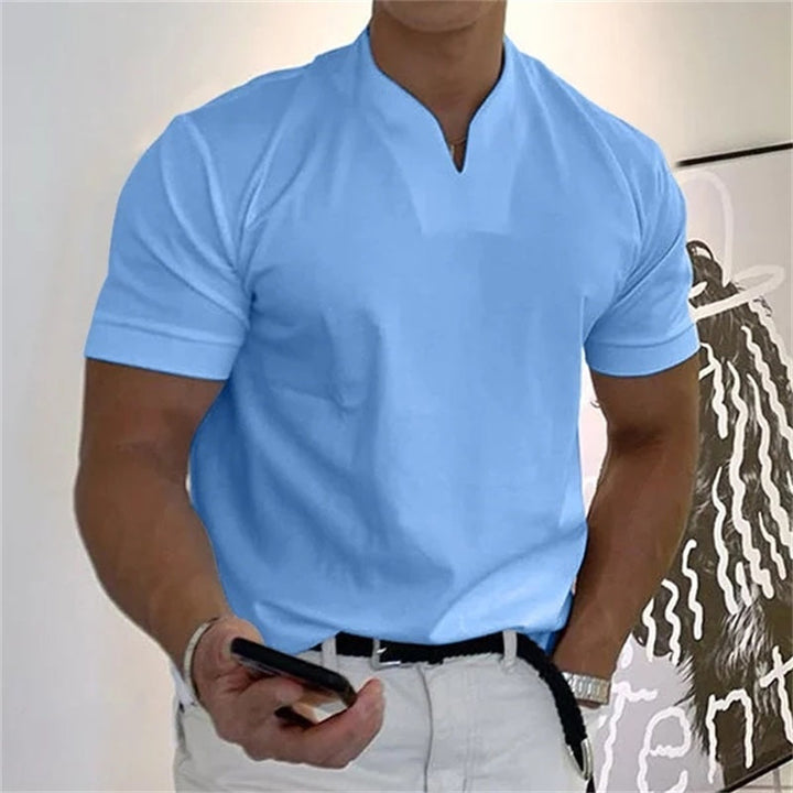 "Herren Fitness T-Shirt, Kurzarm, V-Ausschnitt, in Weiß, perfekt für Sport und Freizeit, Vorderseite mit modernem Look."