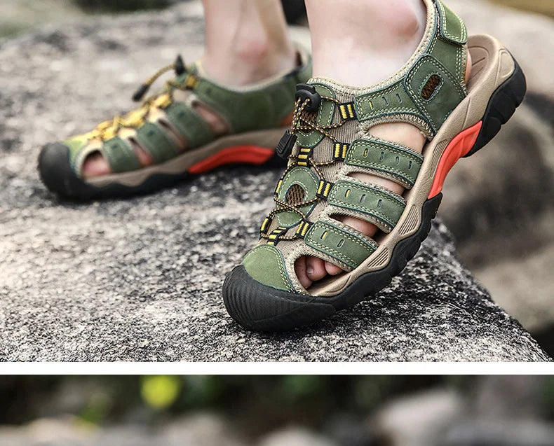 "Herren Outdoor Ledersandalen aus robustem Rindsleder, braun, mit elastischem Verschluss und rutschfester Gummisohle."