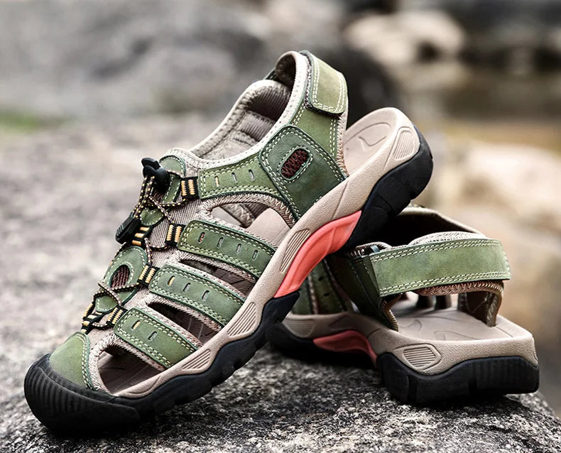 "Herren Outdoor Ledersandalen aus robustem Rindsleder, braun, mit elastischem Verschluss und rutschfester Gummisohle."