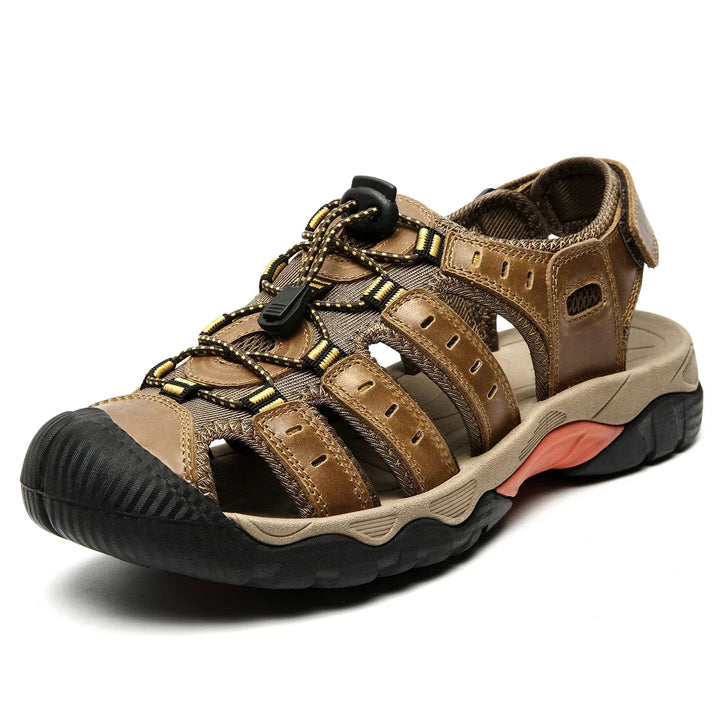 "Herren Outdoor Ledersandalen aus robustem Rindsleder, braun, mit elastischem Verschluss und rutschfester Gummisohle."