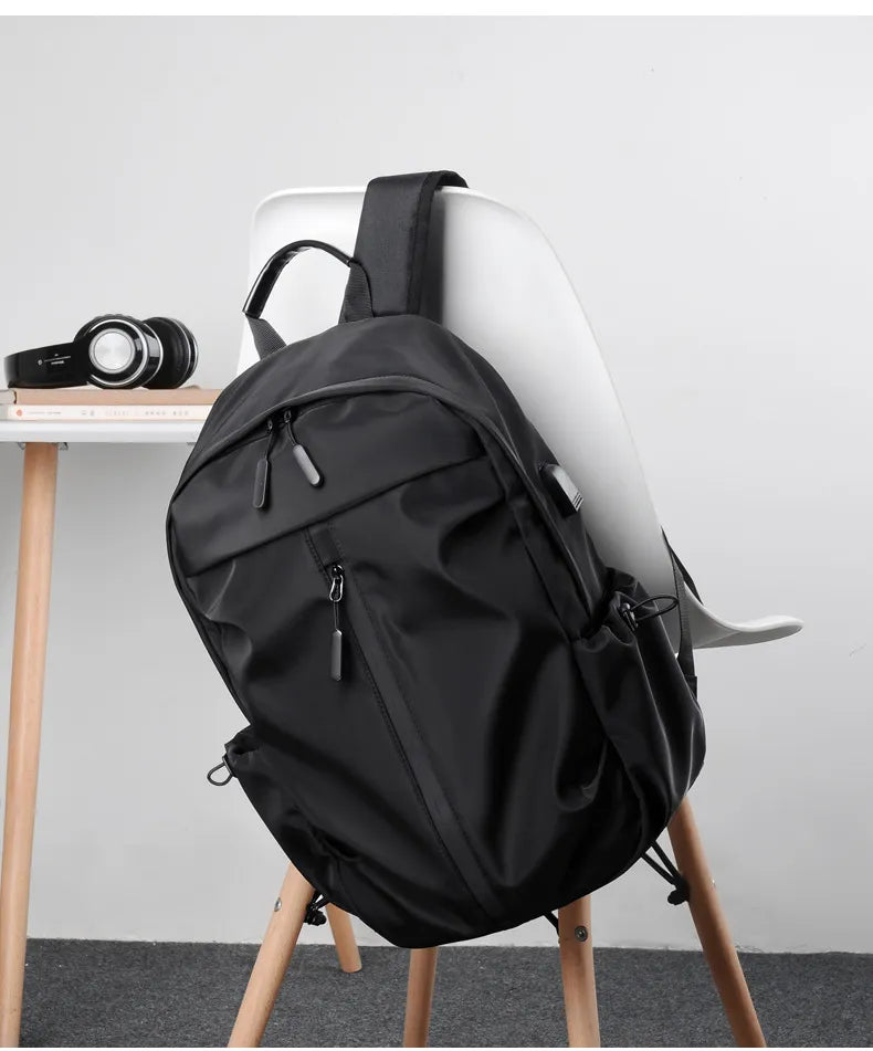 "Herren Wasserdichter Rucksack mit Anti-Diebstahl & USB, grau-schwarz, viele Fächer, ideal für Reisen & Laptop-Transport."