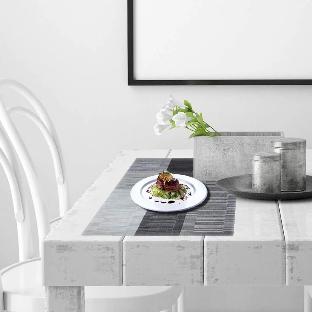 "Hitzebeständige, elegante PVC-Tischsets, 4 Stück, in Braun und Silber, waschbar, rutschfest, 30x45 cm, dekorativ."