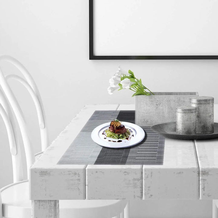 "Hitzebeständige, elegante PVC-Tischsets, 4 Stück, in Braun und Silber, waschbar, rutschfest, 30x45 cm, dekorativ."