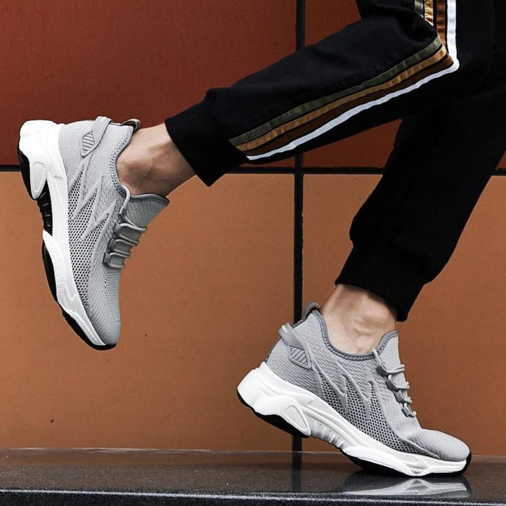 "Höhenverleihende Herren Sportschuhe, weiß, atmungsaktiv, leicht, erhöht bis 5 cm; ideales Design für Sport und Alltag."