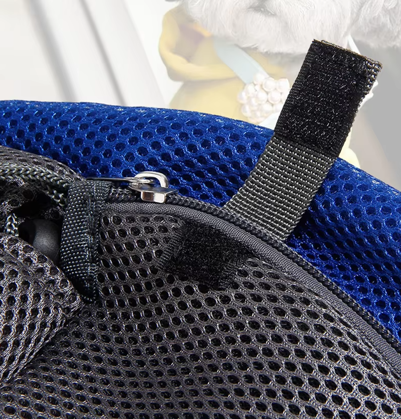 "Hunde-Tragetasche: graue, atmungsaktive Schultertasche mit gepolsterten Gurten für maximalen Komfort unterwegs."