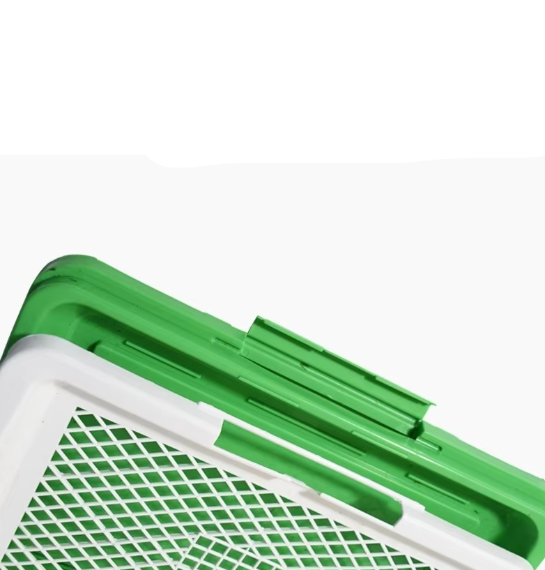 "Hundetoilette mit Kunstrasen und rutschfester Matte für stabilen, hygienischen Komfort zu Hause oder im Garten."