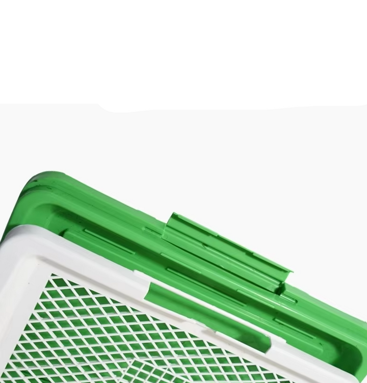 "Hundetoilette mit Kunstrasen und rutschfester Matte für stabilen, hygienischen Komfort zu Hause oder im Garten."