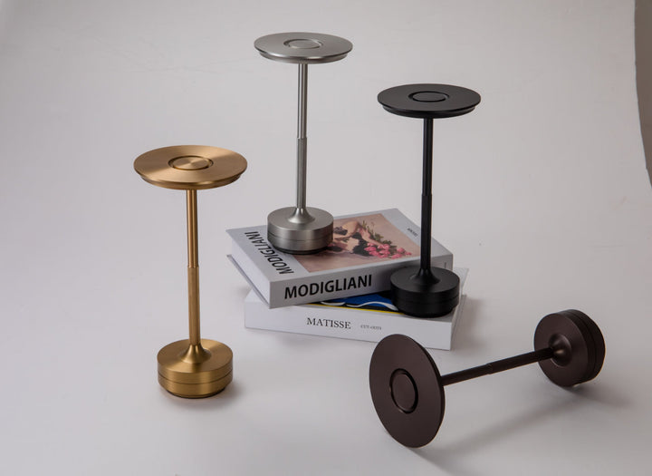 "Kabellose, dimmbare Luxus-LED-Tischlampe aus Aluminium mit modernem Design, ideal für stilvolle Raumbeleuchtung."