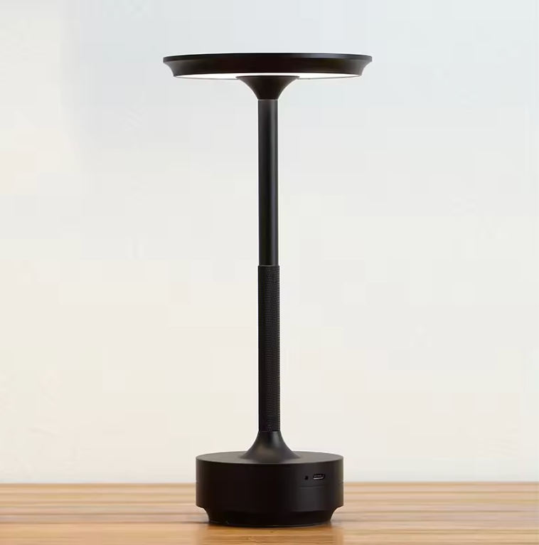 "Kabellose, dimmbare Luxus-LED-Tischlampe aus Aluminium mit modernem Design, ideal für stilvolle Raumbeleuchtung."