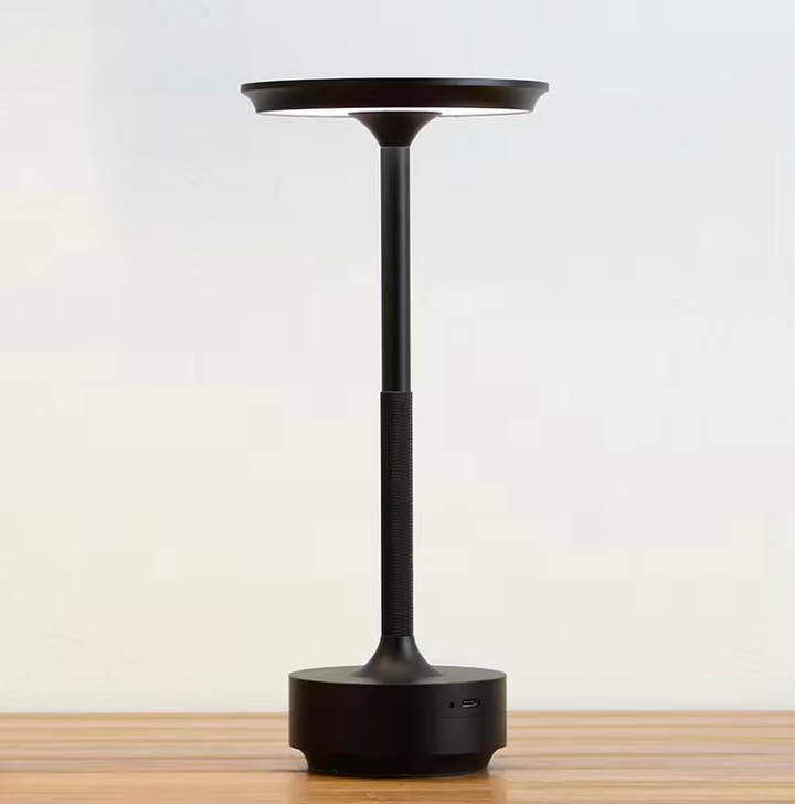 "Kabellose, dimmbare Luxus-LED-Tischlampe aus Aluminium mit modernem Design, ideal für stilvolle Raumbeleuchtung."