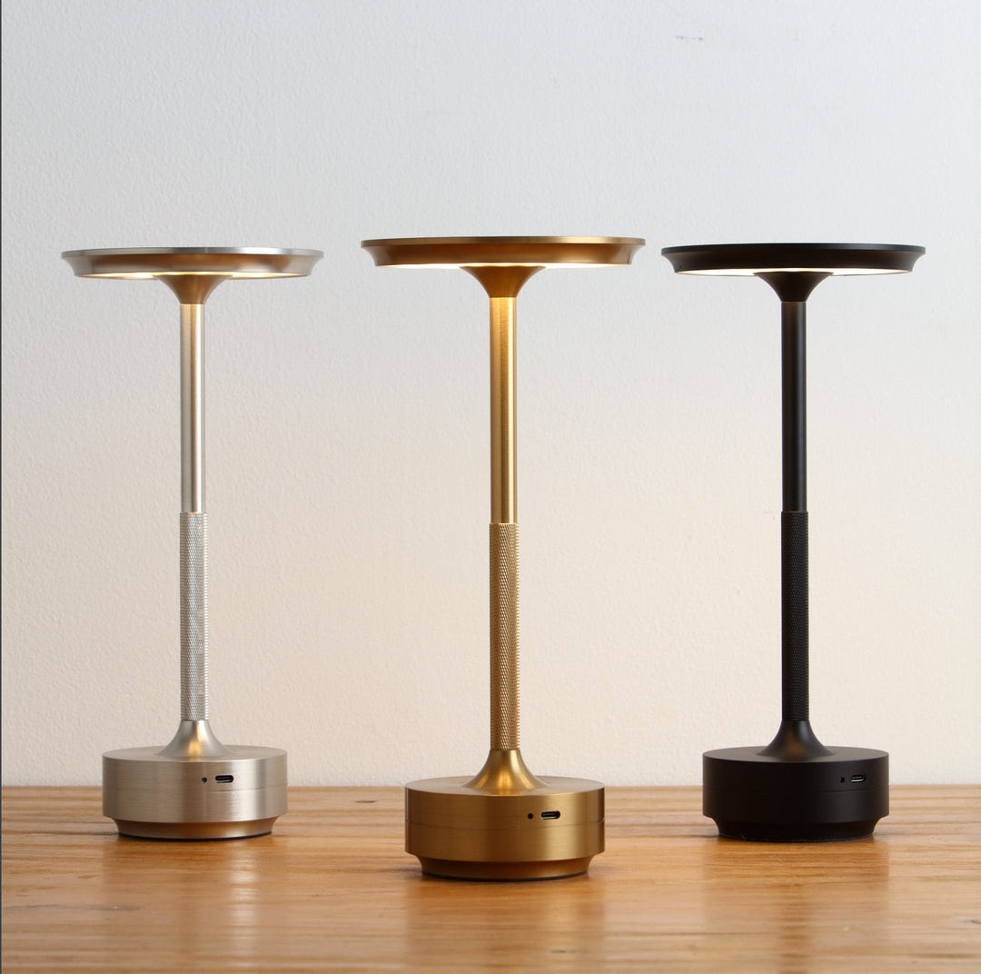 "Kabellose, dimmbare Luxus-LED-Tischlampe aus Aluminium mit modernem Design, ideal für stilvolle Raumbeleuchtung."