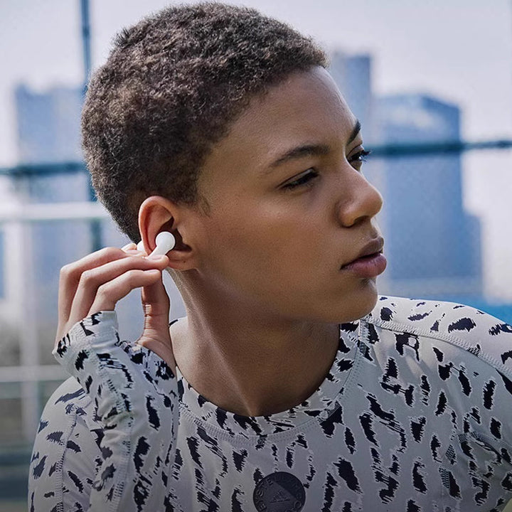 "Kabelloses Bluetooth Sport-Headset, ergonomisch, wasserfest, Schwarz oder Weiß, ideal für Training und Klanggenuss"