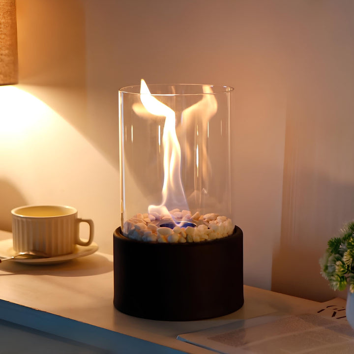 "Klassische Öl Lampe mit Glaszylinder, Metallrahmen, moderne Tischlampe für stilvolle Beleuchtung und Ambiente im Raum."