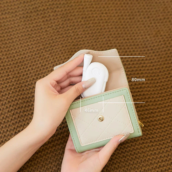 "Kompaktes Mini Buchlicht: dimmbar, USB-ladbar, mit flexiblem 360° Clip für optimales Lesevergnügen unterwegs."