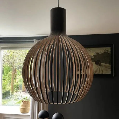 "Kreative nordische Holz-Vogelkäfiglampe, handgefertigt, warmes Licht, ideale Holz-Pendelleuchte für stilvolle Räume."