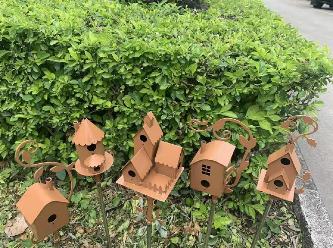 "Kreatives Metallvogelhaus aus robustem Material, kunstvoll gestaltet, wetterbeständig, mit dekorativem Schornstein."