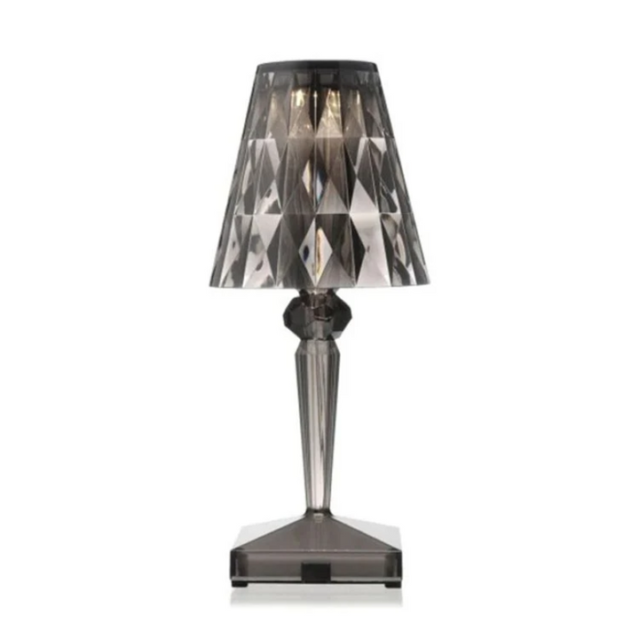 Kristall-Tischlampe mit funkelndem Design, in Silber, verleiht elegantes Ambiente, ideal für moderne und klassische Räume.