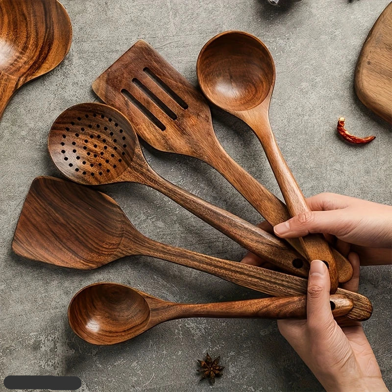 "Küchenset aus natürlichem Teak Holz, rustikal-elegantes Design, nachhaltige Küchenhelfer, stilvoll und funktional"