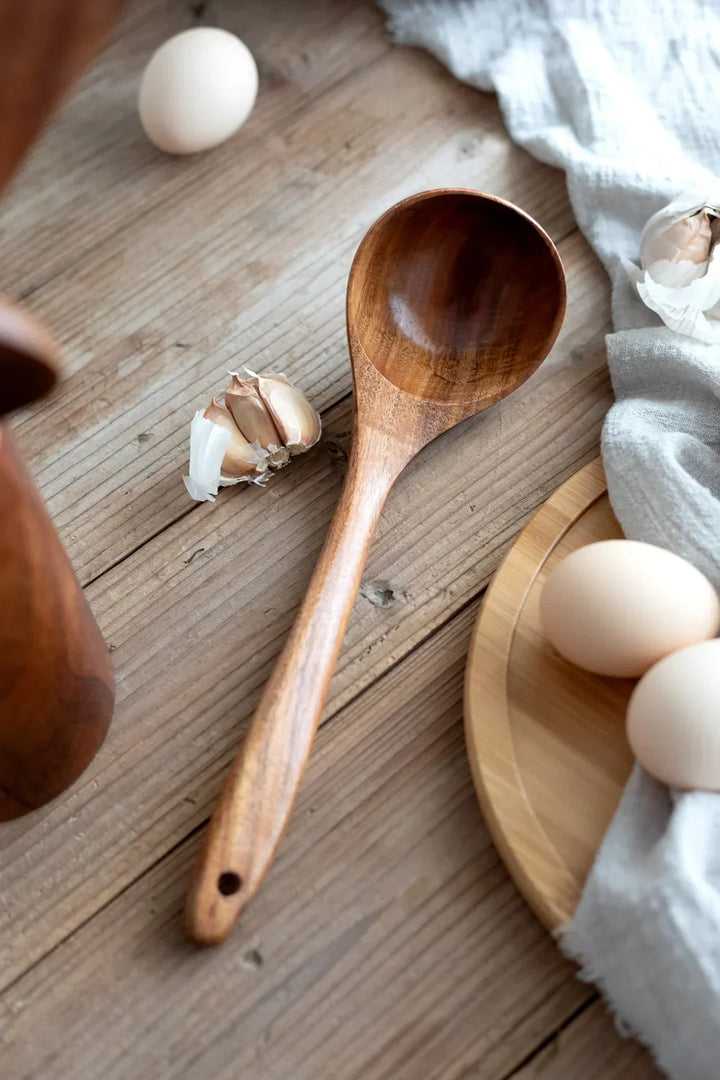 "Küchenset aus natürlichem Teak Holz, rustikal-elegantes Design, nachhaltige Küchenhelfer, stilvoll und funktional"