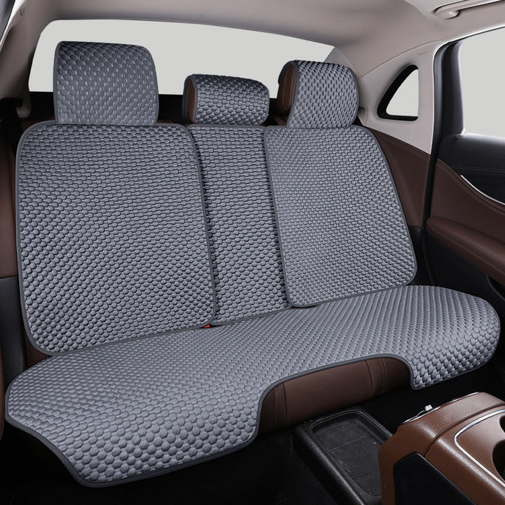 Kühlender Autositzschutz aus atmungsaktiver Eisseide, luxuriöses Design, ideal für Mensch und Tier, rutschfester Halt.