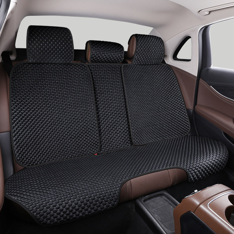 Kühlender Autositzschutz aus atmungsaktiver Eisseide, luxuriöses Design, ideal für Mensch und Tier, rutschfester Halt.
