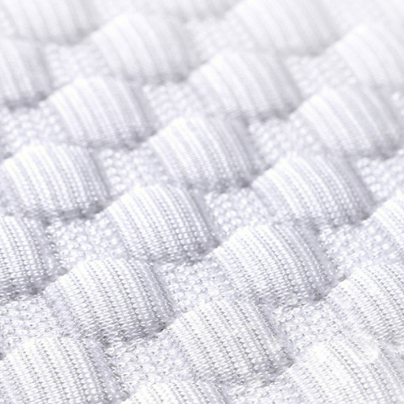 Kühlender Autositzschutz aus atmungsaktiver Eisseide, luxuriöses Design, ideal für Mensch und Tier, rutschfester Halt.