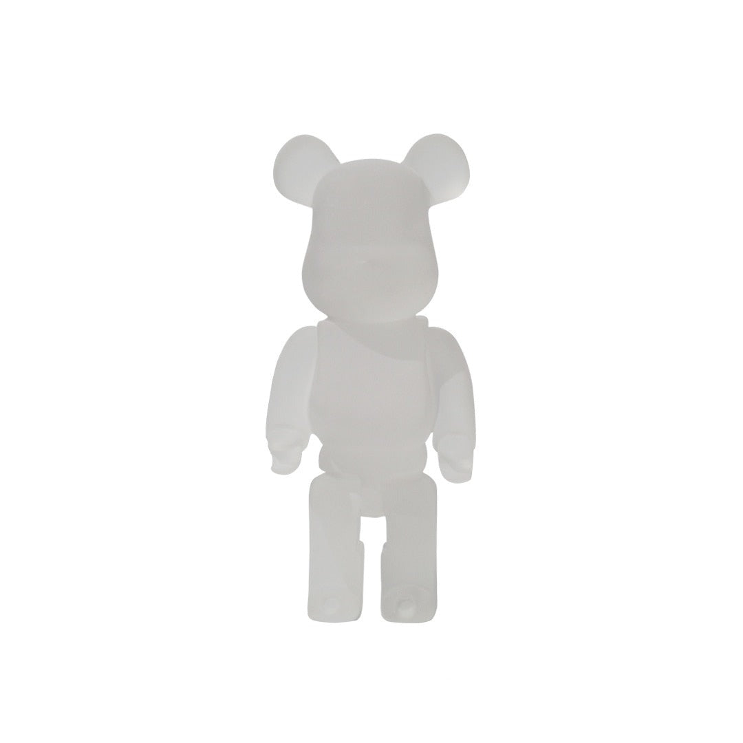 "Lebendige Bearbricks Skulptur mit buntem Design, ideal als stylische Tischdekoration und Sammlerfigur, aus Harz gefertigt."
