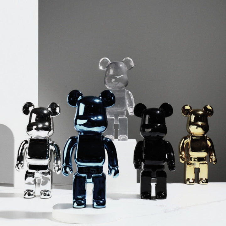 "Lebendige Bearbricks Skulptur mit buntem Design, ideal als stylische Tischdekoration und Sammlerfigur, aus Harz gefertigt."