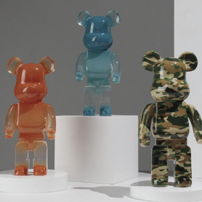 "Lebendige Bearbricks Skulptur mit buntem Design, ideal als stylische Tischdekoration und Sammlerfigur, aus Harz gefertigt."