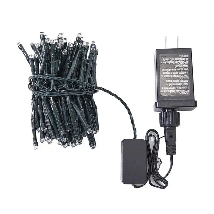 "LED Meteoritenregen Außen Lichterkette im Garten bei Nacht mit fallenden Sterne-Effekt, wetterfest und vielseitig."