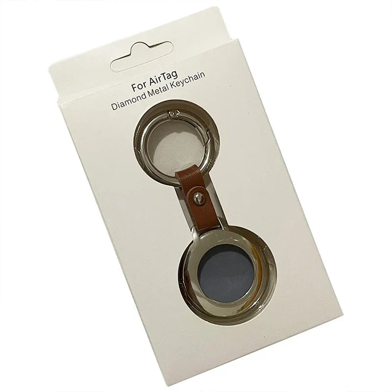 "Leder-Metall Anhänger Schutzhülle für AirTags, elegantes Design mit robustem Metallrahmen und luxuriösem Leder-Finish."