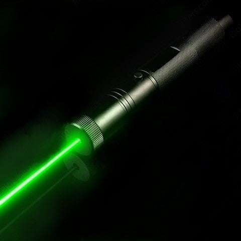 Leistungsstarker Laserpointer mit Aluminiumlegierung, einstellbarem Fokus; langreichweitiger Strahl in Rot, Grün, Lila.