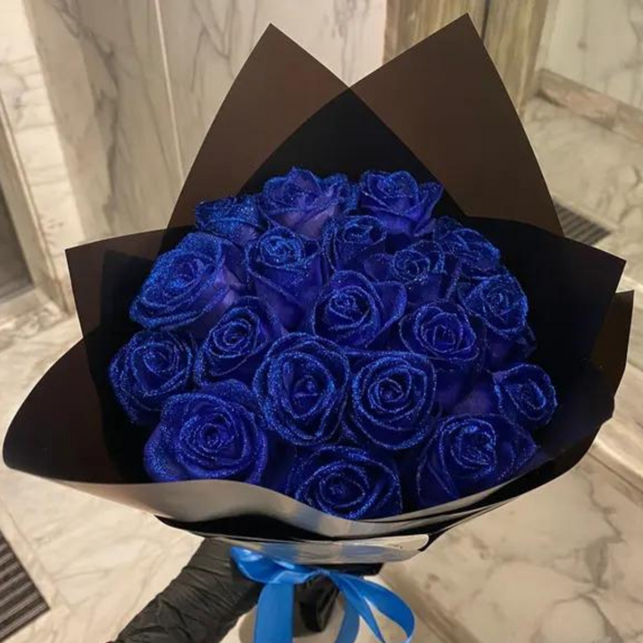 "Luxuriöse Glitzerrose in leuchtendem Blau, ideal für elegante Deko und Geschenkideen, auf einem neutralen Hintergrund."