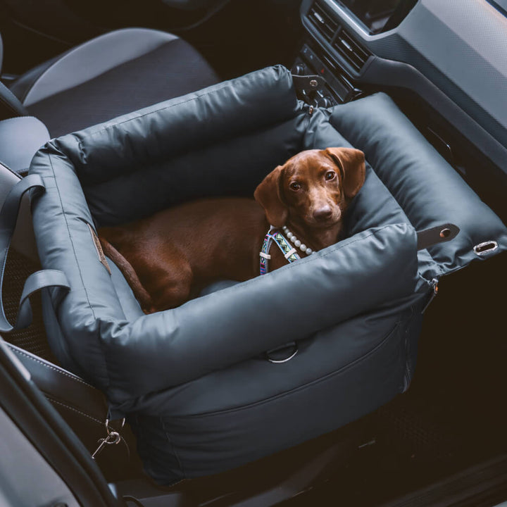 Luxuriöser Hundeautositz mit Kunstleder, Plüschfutter und Sicherheitsgurt, ideal für komfortable und sichere Autofahrten.