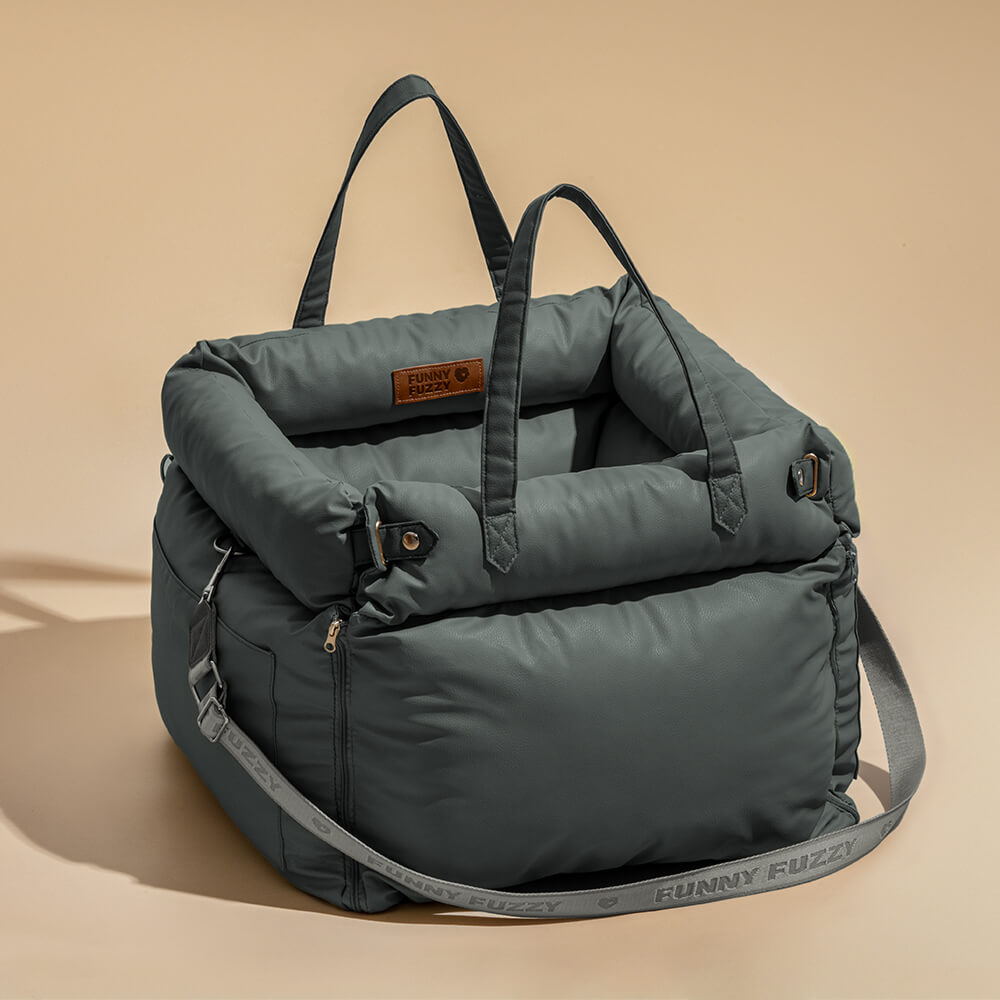 Luxuriöser Hundeautositz mit Kunstleder, Plüschfutter und Sicherheitsgurt, ideal für komfortable und sichere Autofahrten.