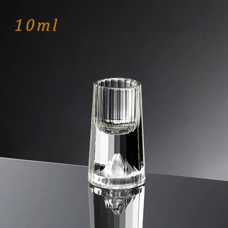"Luxus Kristall Whiskeyglas, elegante Form, hochwertige Transparenz, perfektes Esstisch-Accessoire für Whiskey-Liebhaber."