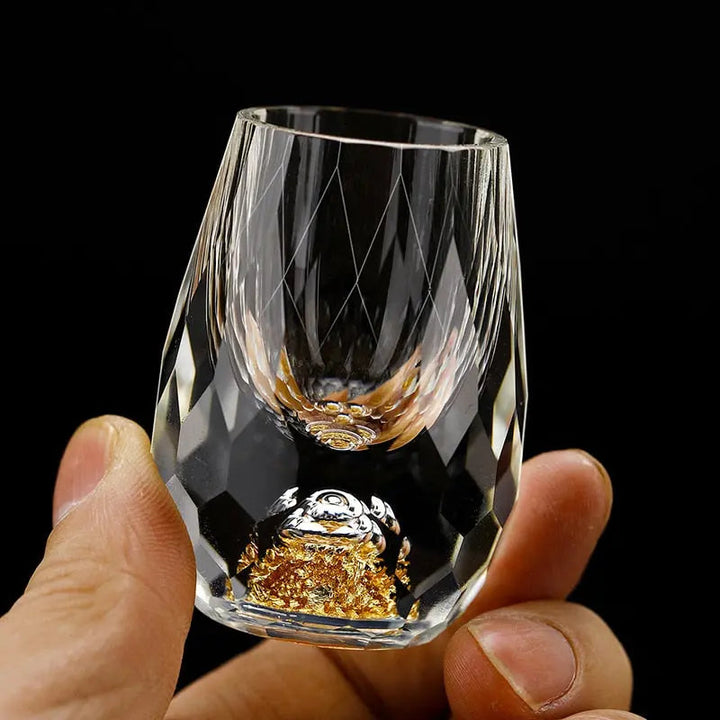 "Luxus Kristall Whiskeyglas, elegante Form, hochwertige Transparenz, perfektes Esstisch-Accessoire für Whiskey-Liebhaber."