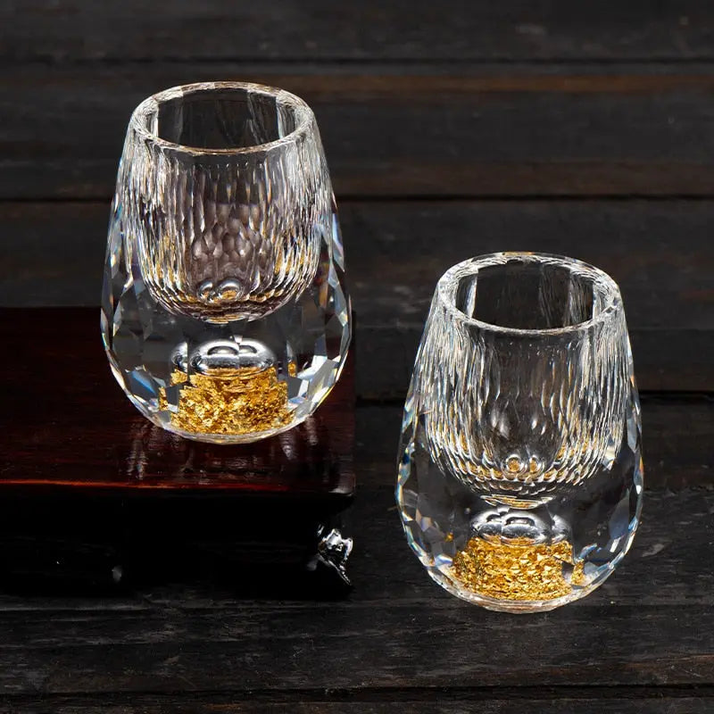 "Luxus Kristall Whiskeyglas, elegante Form, hochwertige Transparenz, perfektes Esstisch-Accessoire für Whiskey-Liebhaber."