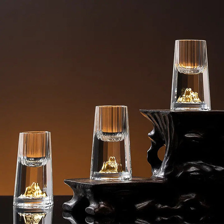 "Luxus Kristall Whiskeyglas, elegante Form, hochwertige Transparenz, perfektes Esstisch-Accessoire für Whiskey-Liebhaber."
