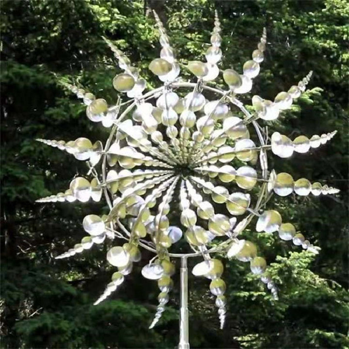 "Metallische Windmühle im Garten mit Zweiflügel-Technologie, sorgt für dynamischen visuellen Effekt und Atmosphäre."