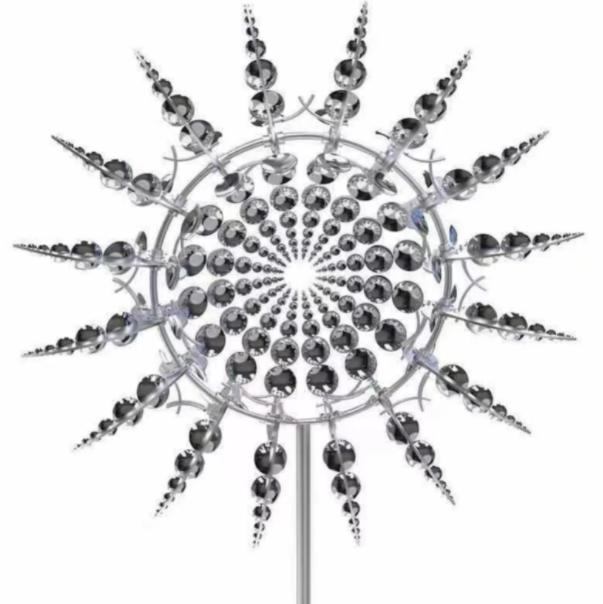 "Metallische Windmühle im Garten mit Zweiflügel-Technologie, sorgt für dynamischen visuellen Effekt und Atmosphäre."