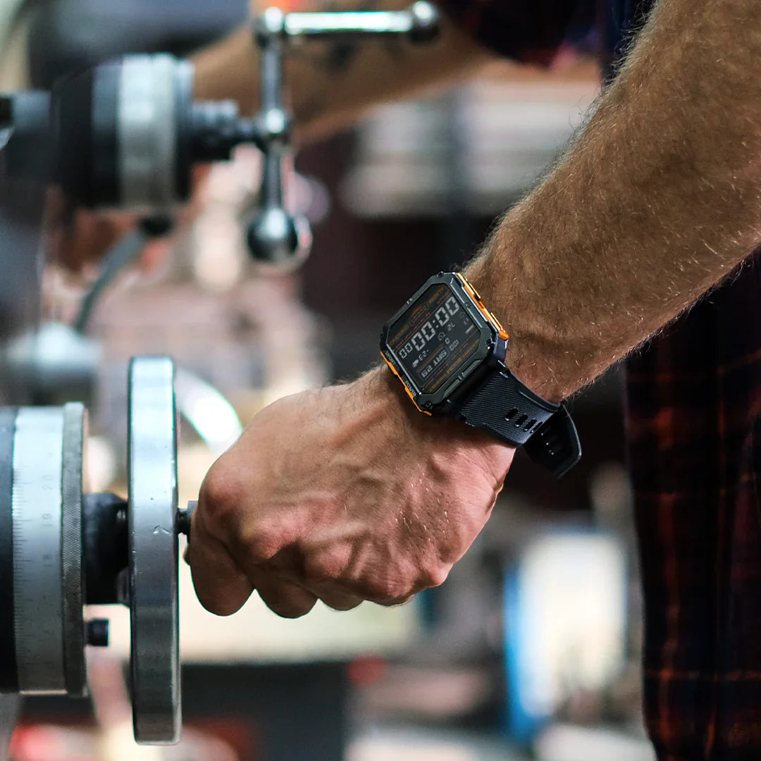 Militär-Smartwatch mit Metalllünette, robustem Design, Gorilla Glass und Gesundheitsüberwachung in wilder Umgebung.