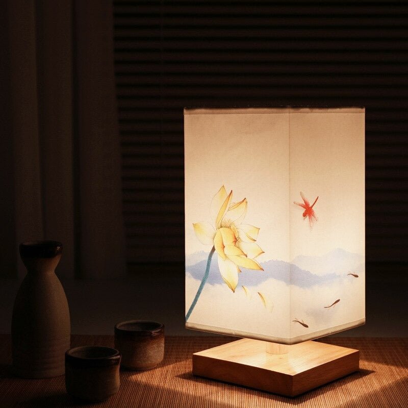 "Minimalistische Tischlampe mit rotem Blumenmuster, japanisch-skandinavisches Design, aus Bambus und Holz."