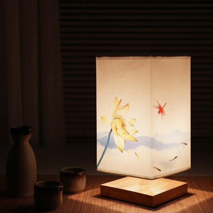 "Minimalistische Tischlampe mit rotem Blumenmuster, japanisch-skandinavisches Design, aus Bambus und Holz."