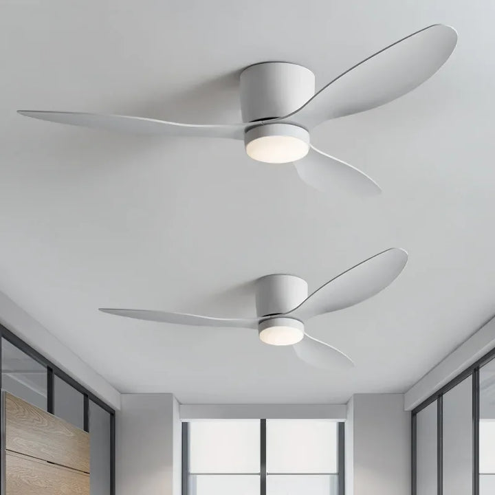 Minimalistischer LED-Deckenventilator mit Fernbedienung, stilvolles Design, energieeffiziente Beleuchtung, weiße Ausführung.